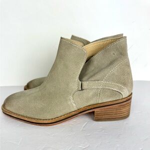Diba True Taupe Cari Beaner Suede Ankle Booties Distressed Finish Size 6.5 NEW